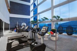 新加坡Citadines Fusionopolis Singapore的大楼里带有氧器材的健身房