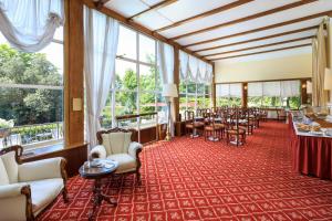 佛罗伦萨卡尔罗塔别墅酒店的大型客房设有桌椅和窗户。