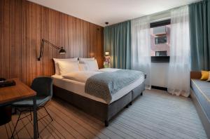 PIERDREI Hotel HafenCity Hamburg客房内的一张或多张床位