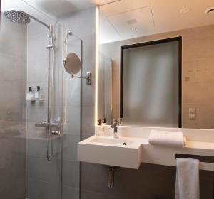 曼达尔Mandal Hotel的一间带水槽和淋浴的浴室