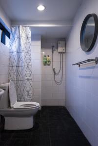 曼谷T2 2 Bedrooms 6 guests Full kitchen 1 min to BTS的一间带卫生间和淋浴的浴室