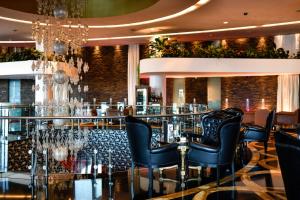 布德瓦豪华会议及水疗度假酒店的餐厅设有1间带椅子和吊灯的酒吧