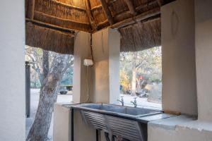 马翁Sitatunga Campsite Maun的厨房设有水槽和窗户。