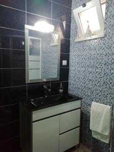卡尔达斯达·赖尼亚Villa Gonçalo的一间带水槽和镜子的浴室