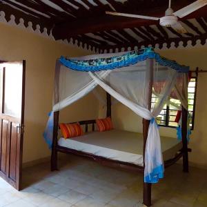 蒙巴萨A wonderful Beach property in Diani Beach Kenya.a dream holiday place.的一间卧室配有一张带天蓬的双层床