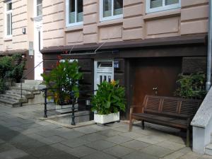 汉堡DARZ旅馆的楼前的长凳和植物