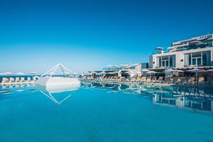 阿德耶伊波罗之星邦贾维尔海滩酒店的享有度假村游泳池的景致