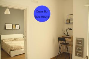 马泰拉Casa Vacanze Cozy House Matera的一间卧室设有一张床,一间是蓝色的房子