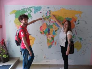 索非亚Smart Hostel Sofia的站在世界地图前的男人和女人