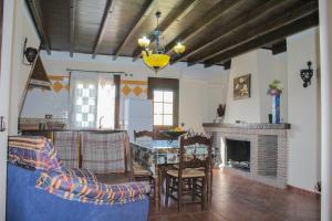 蒙地卡罗Casa de Teones的客厅配有桌子和壁炉