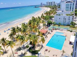 圣胡安Marbella del Caribe Isla Verde Beachfront的享有海滩和海洋的空中景致