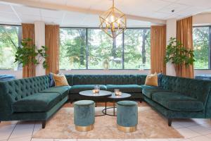奥斯陆安克尔酒店的客厅配有绿色的沙发和桌子