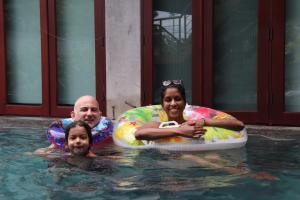 曼谷Kasayapi Hotel的一群人,在游泳池里
