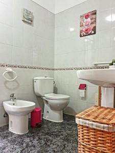圣伊西德罗Apartamento Mendoza I - San Isidro的一间带卫生间和水槽的浴室