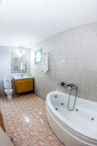 尼姆法奥Casa Mare的带浴缸、卫生间和盥洗盆的浴室