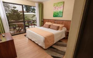 阿里卡Hotel del Valle Azapa的一间卧室设有一张床和一个阳台