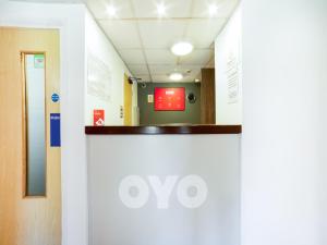 ThrussingtonOYO Sunrise Hotel, A46 N Leicester的医院走廊的走廊,有白色的墙壁