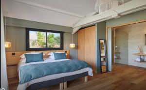 比达尔Le Cabanon Bidart的一间卧室设有一张大床和一个窗户。