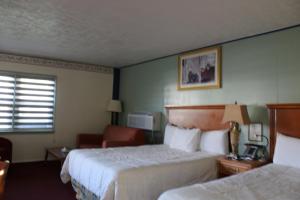 威廉斯敦北边汽车旅馆 - 威廉斯镇的酒店客房设有两张床和窗户。