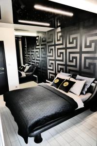 克拉科夫Apartament Lema Versace的一间卧室配有一张带枕头的黑色床。