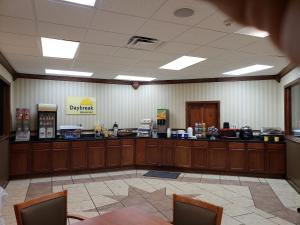 Days Inn by Wyndham Columbus-North Fort Moore餐厅或其他用餐的地方