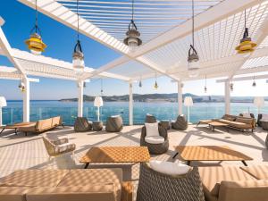 圣安东尼奥湾Amàre Beach Hotel Ibiza - Adults Recommended的一个带桌椅和水的庭院
