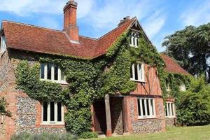 Great WelnethamChurch Farm B&B Suffolk的一座常春藤长大的老砖房