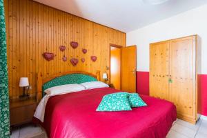 阿贝托内Locanda Farinati的一间卧室配有一张带红色毯子的大床