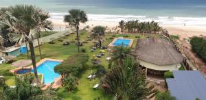 BijiloKasumai Beach Resort的享有度假胜地的空中景致,设有游泳池和海滩