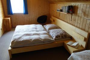 维尔布诺波德普拉德代姆Chata Brigit的一间卧室配有两张床和椅子