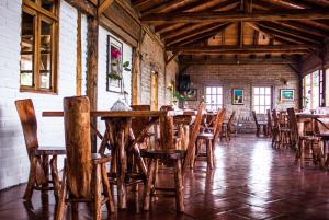 基多La Casa del colibri ecuador的用餐室配有木桌和椅子