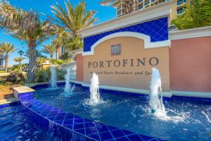 彭萨科拉海滩Portofino Island Resort的喷泉前方的标志