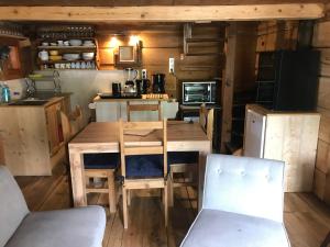 莫尔济讷Mazot Hirondelle的厨房配有木桌和椅子