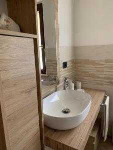 奥尔泰La casetta的浴室设有白色水槽和镜子
