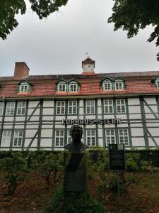 霍恩-巴特迈恩贝格Ferienwohnung bei den Externsteinen的一座大建筑,前面有雕像
