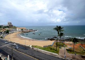 萨尔瓦多Rede Andrade Mar Hotel - Rio Vermelho的享有海滩和大海的景色