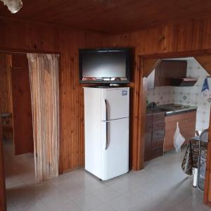 尼亚米卡尼奥纳DESPOINA APARTMENT 4 Relax的厨房配有冰箱,电视上方