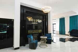 阿特劳Beluga Hotel的大堂设有蓝色椅子和黑色墙壁