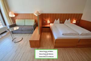 索尔达Bed & Breakfast Hotel Nives的酒店客房,配有床和沙发