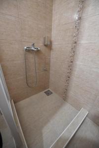 克拉列沃Olimp的浴室内带软管的淋浴