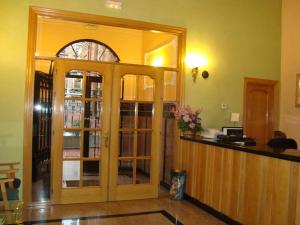 贝纳文特通用旅馆的图书馆,带玻璃门和柜台