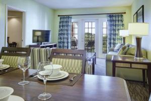基西米Club Wyndham Star Island的用餐室以及带桌椅的起居室。