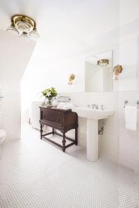 圣阿加瑟莫StoneHaven Le Manoir - Relais & Châteaux的白色的浴室设有水槽和镜子