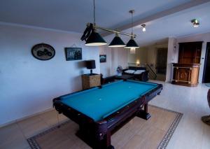 布德瓦Lux Villa Ivan Budva的客厅配有台球桌