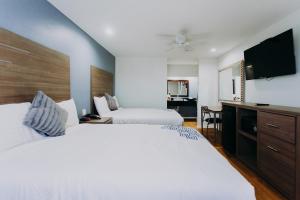 Scottish Inn & Suites - Kemah Boardwalk客房内的一张或多张床位