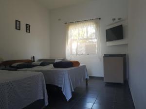 佩鲁伊比巴尔加斯佩鲁伊比酒店的客房设有两张床、一台电视和一扇窗户。