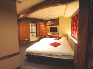 东京都電屋 TodenHotel的一间卧室配有一张大床和电视