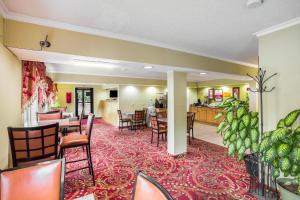 亨廷顿Econo Lodge Huntington - Barboursville University Area的大堂设有用餐室和厨房