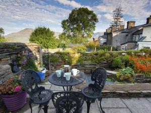 布莱奈费斯蒂尼奥格Moelwyn View Cottage的一个带花园的庭院内的桌椅
