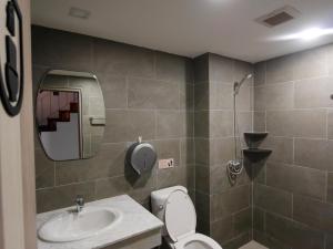 清迈Ray Hostel的一间带水槽、卫生间和镜子的浴室